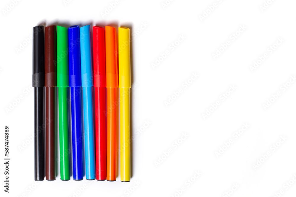 Obraz premium Markers of different colors lie in a row. On a white background.