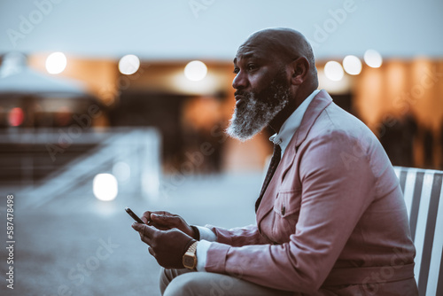 Bilde på lerret A low-key profile shot of a bald black man with a full-grown beard, dressed in a