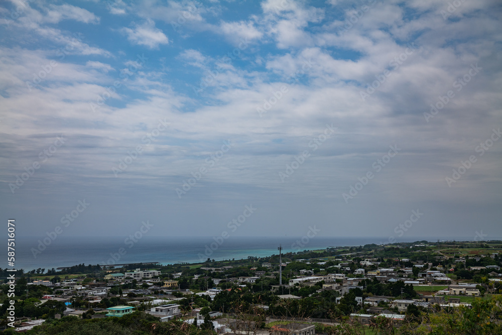 沖縄県伊江島の城山（タッチュー）から見える空と海の風景