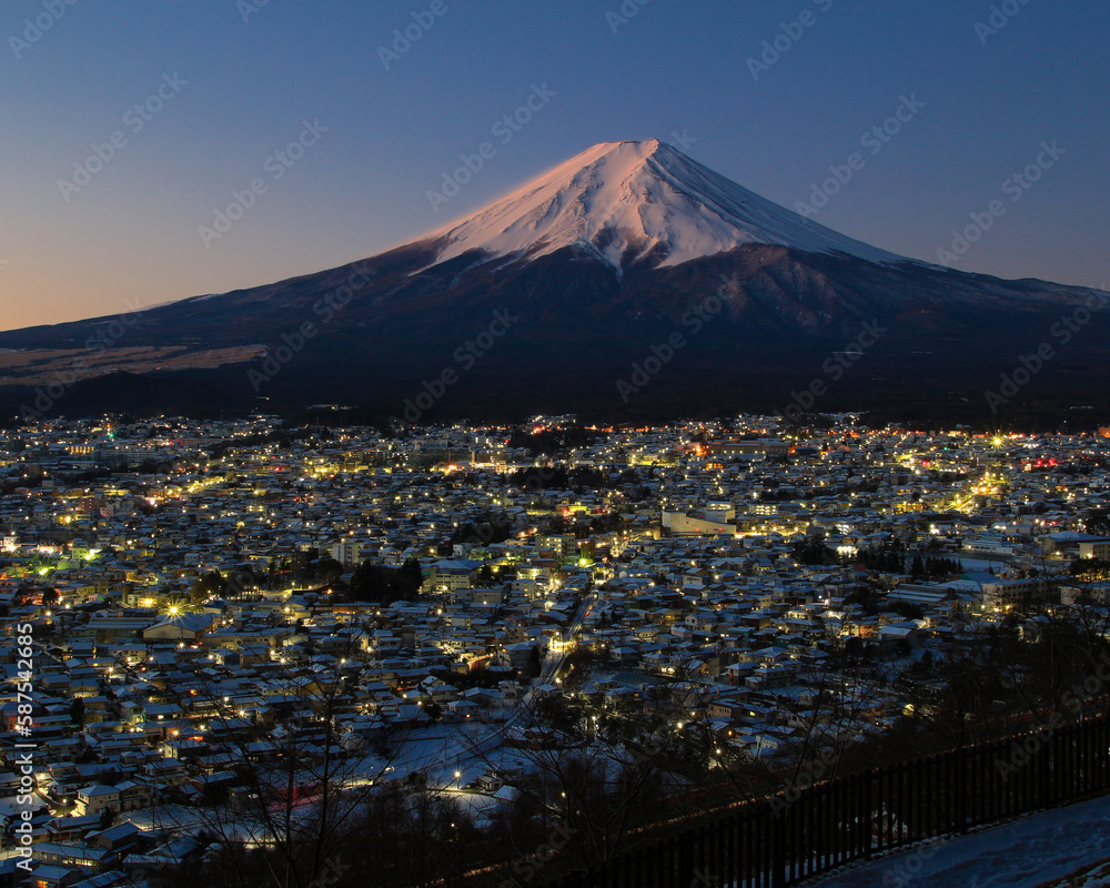 富士吉田市　新倉山浅間公園から見た街並みと富士山