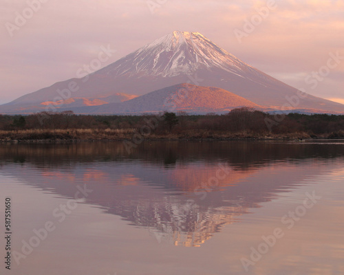 精進湖と富士山