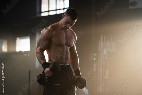 Foto Medium shot of a man doing dumbbell workout for triceps at sports gym
