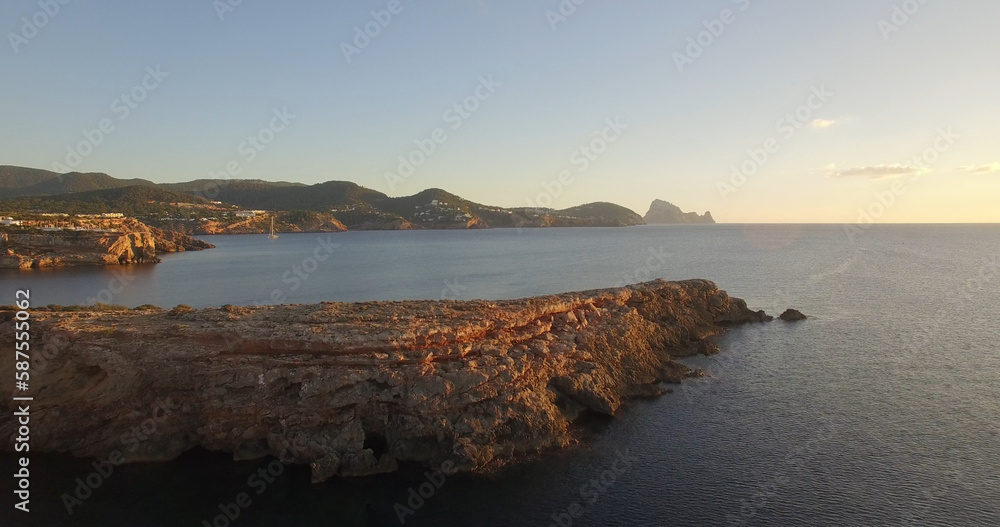 Obraz premium Rock formations by sea during sunset