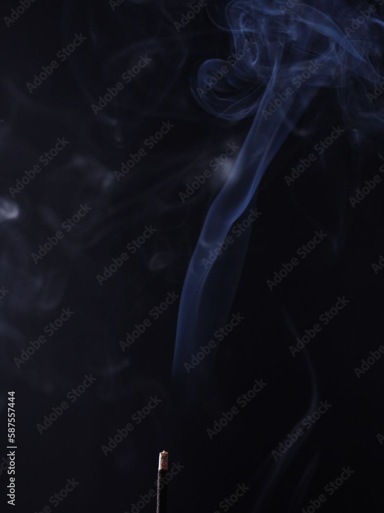 Obraz premium Burning aromatic incense smoky stick for meditation and relaxing. Aromatherapy smoke for yoga concept