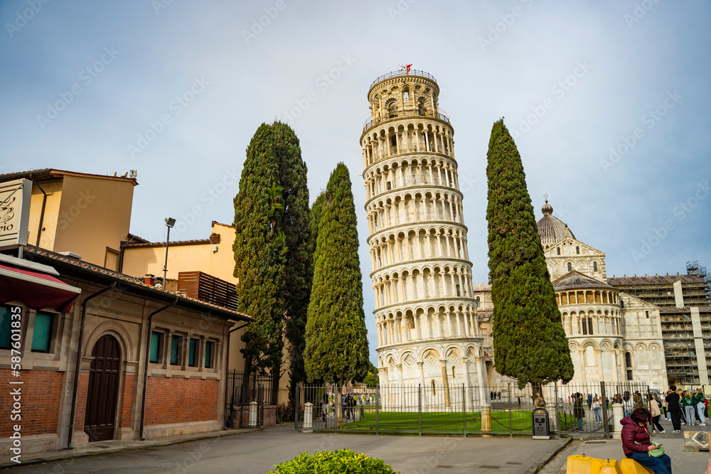krzywa wieża w pizie piękne budynki samochody włochy osiedle okolica piza rzym - obrazy, fototapety, plakaty 