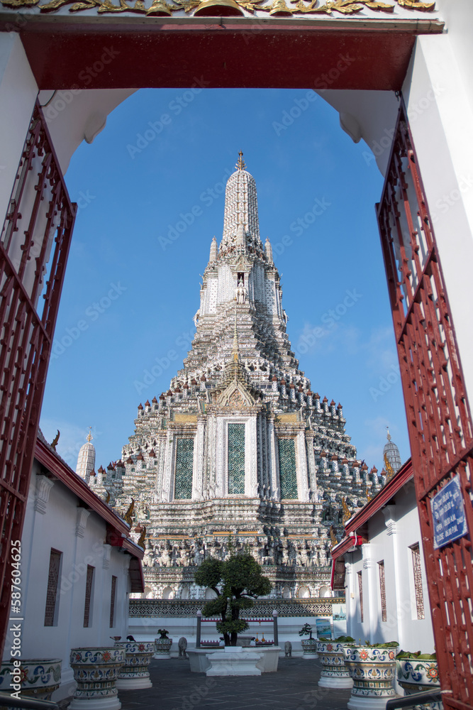 Fototapeta premium Impressive architectural details of Wat Arun (The Temple of Dawn) in Bangkok
