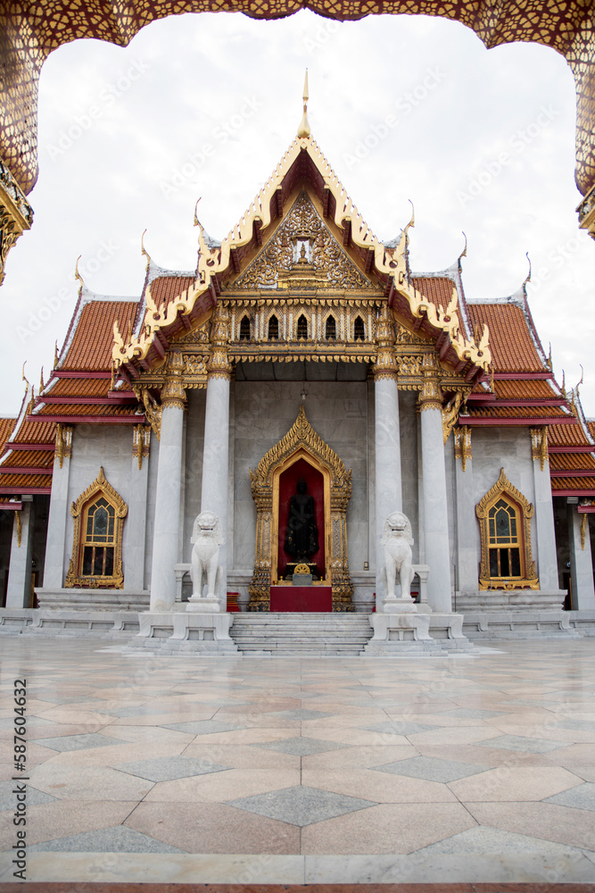 Fototapeta premium Wat Benchamabophit Dusitwanaram or Marble Temple in Bangkok