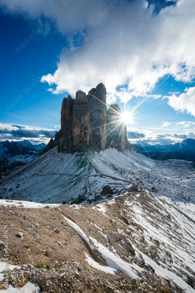 Drei Zinnen in den Dolomiten im Herbst mit Schnee zum Sonnenuntergang bei blauem Himmel und kalten Temperaturen.