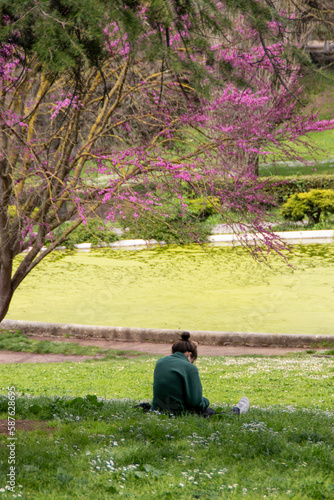 jardines de villa burguese, chica descansando en el cesped