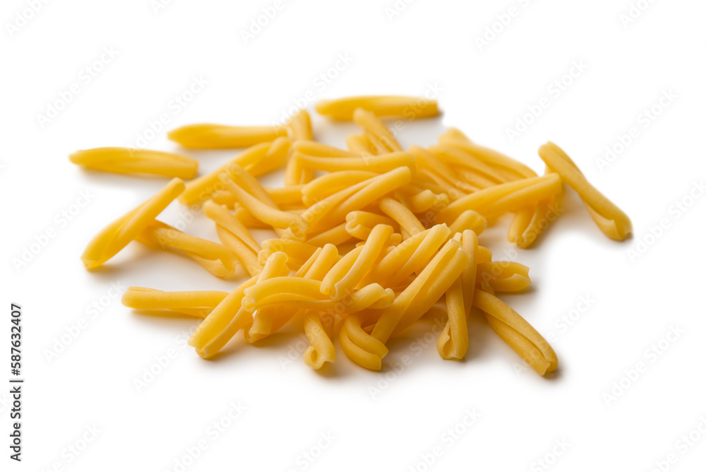 Strozzapreti, tipica pasta italiana isolata su fondo bianco Strozzapreti, tipica pasta italiana isolata su fondo bianco