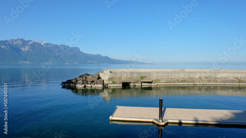 Genfer See bei Montreux in der schönen Schweiz mit Anlegestelle für Boote