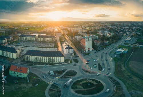 Rondo Politechniki Opolskiej obok kampusu politechniki w Opolu z panoramą Opola z drona