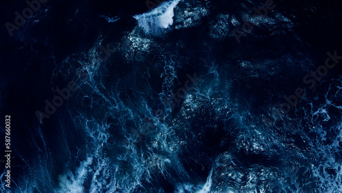 Foto Top view dark blue sea water wave Big wave in black sea Top-down form aerial view Drone high quality camera
