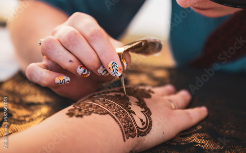 Wykonywanie tatuażu z henny. photo