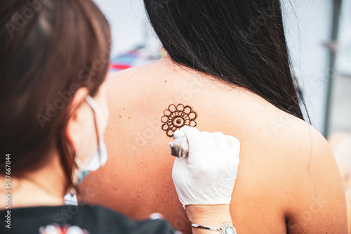 Wykonywanie tatuażu z henny. photo