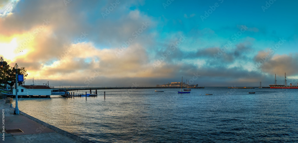 Fototapeta premium San Francisco City view along the Aquatic Park Cove 