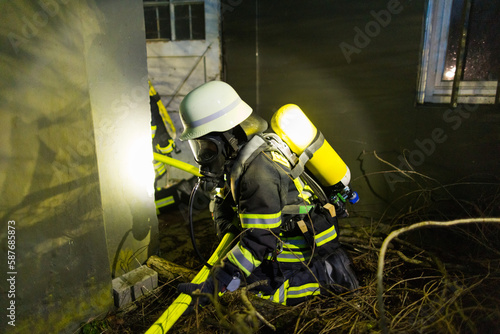 Atemschutzgeräteträger der Feuerwehr bei einer Übung © Christian Schwier