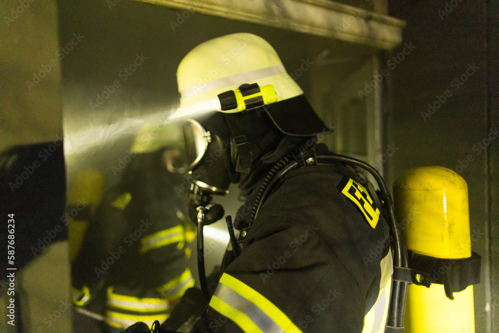 Fototapeta premium Atemschutzgeräteträger der Feuerwehr bei einer Übung