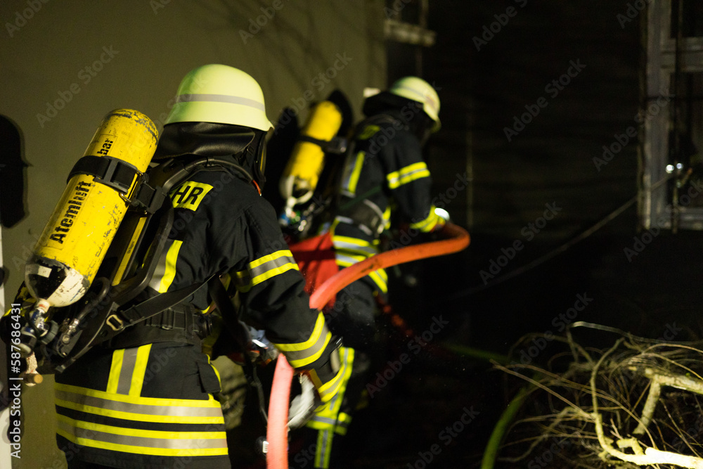 Übungseinsatz der freiwilligen Feuerwehr mit Atemschutzgeräteträger Übungseinsatz der freiwilligen Feuerwehr mit Atemschutzgeräteträger