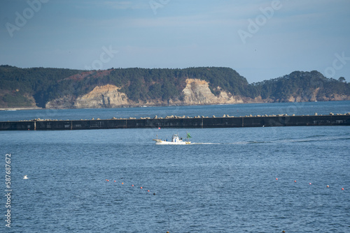 久慈港に全速力で戻ってくる漁船(11月)