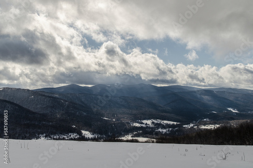 Fototapeta Naklejka Na Ścianę i Meble -  Bieszczady w zimie z połoniny Wetlińskiej 