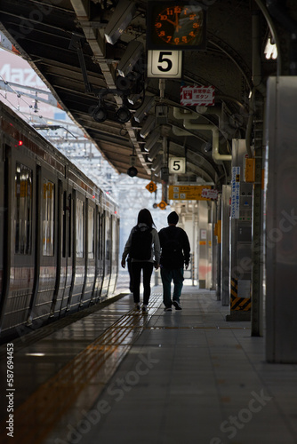 JR名古屋駅のホームで歩く乗客の後ろ姿と電車の風景