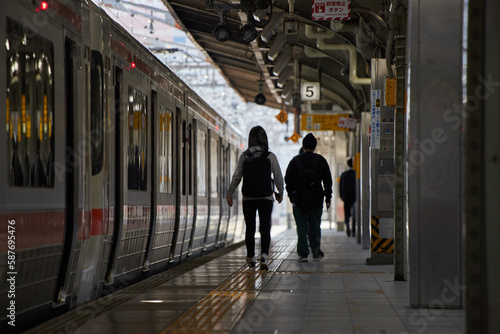JR名古屋駅のホームで歩く乗客の後ろ姿と電車の風景