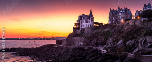 La pointe de la malouine sur la plage de dinard au lever du soleil
