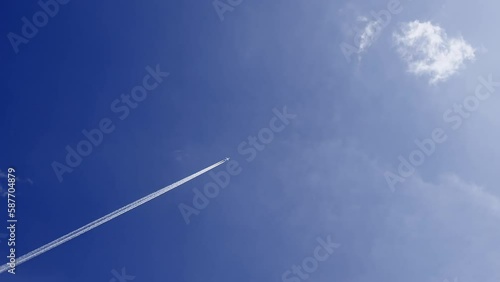 青空に伸びる飛行機雲