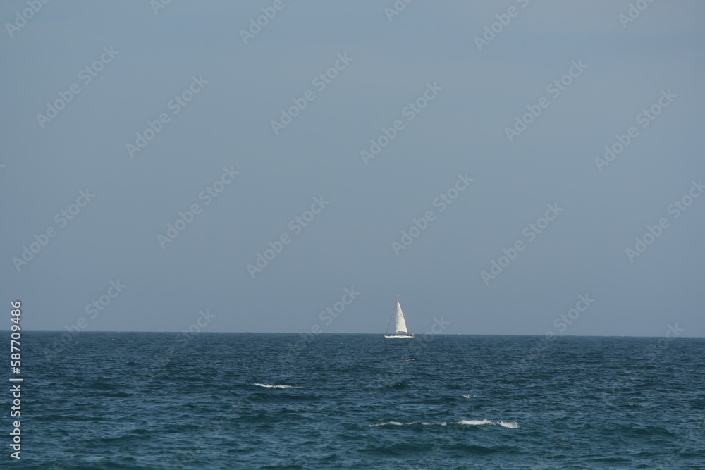 Un petit bateau à voile dans la mer