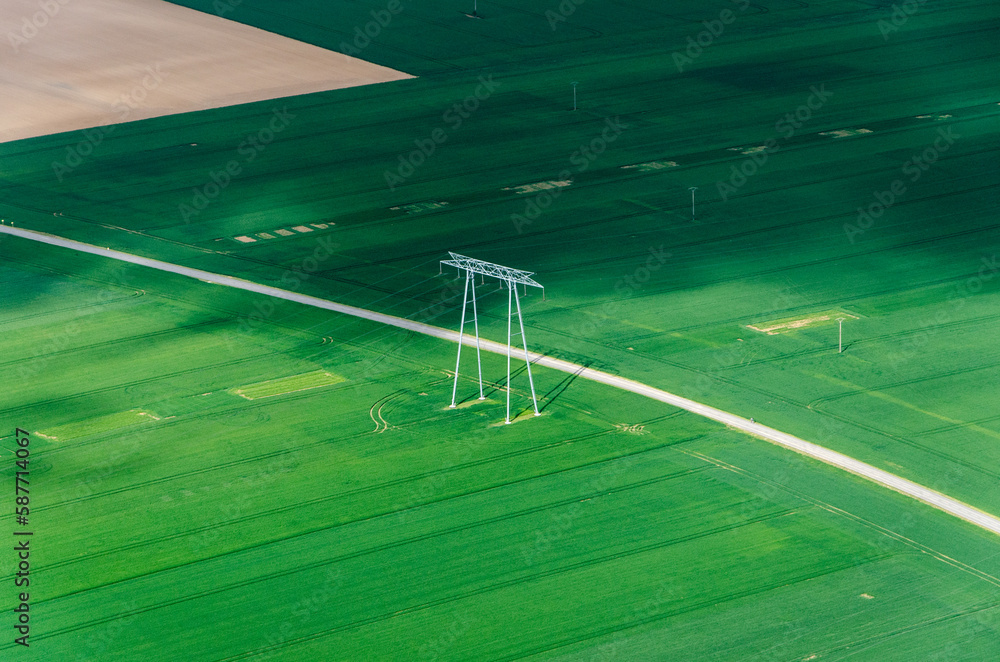 vue aérienne d'un poteau électrique dans la campagne des Yvelines en France