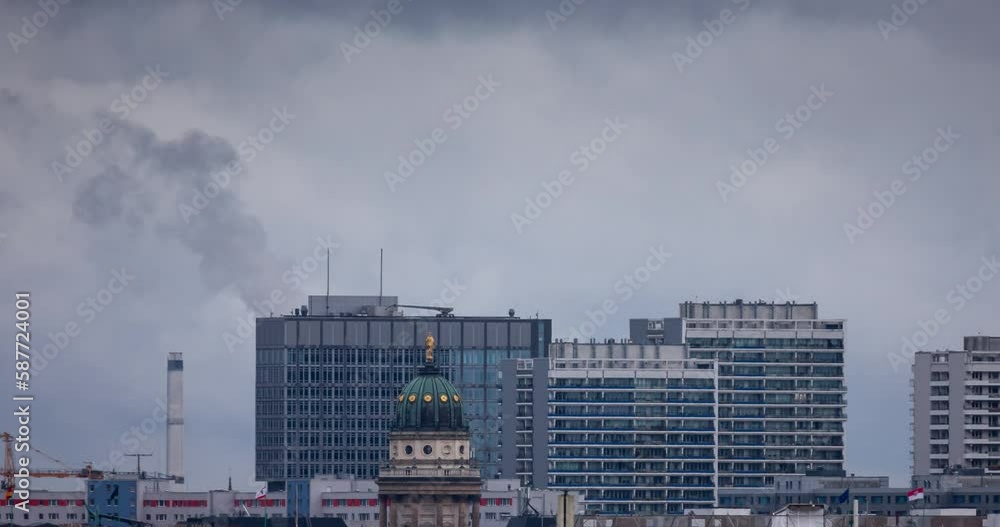 Berlin timelapse Aufnahme in die Richtung Leipziger Strasse mit Hochhäuser. Berlin timelapse Aufnahme in die Richtung Leipziger Strasse mit Hochhäuser.