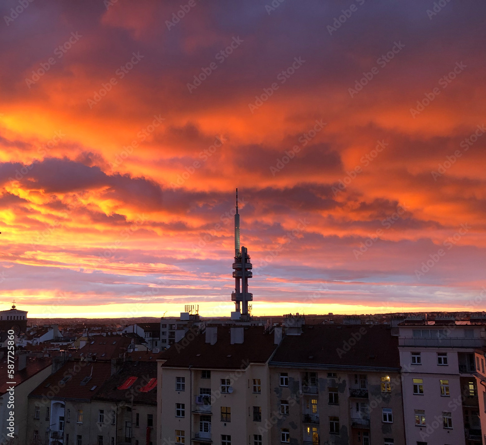 Obraz premium Bright orange sunset above the city