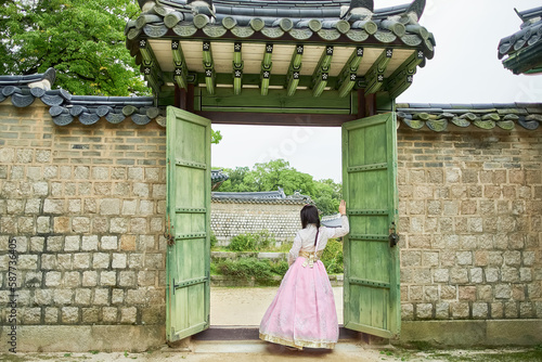 Canvas Print Asian woman wearing a pink traditional hanbok dress in Changdeokgung Palace, Seo