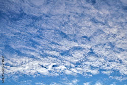 Fototapeta Naklejka Na Ścianę i Meble -  Chmury pierzaste na tle błękitnego nieba