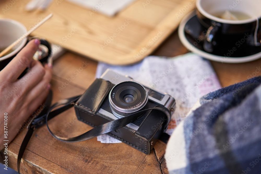 Obraz premium Vintage camera on café table.