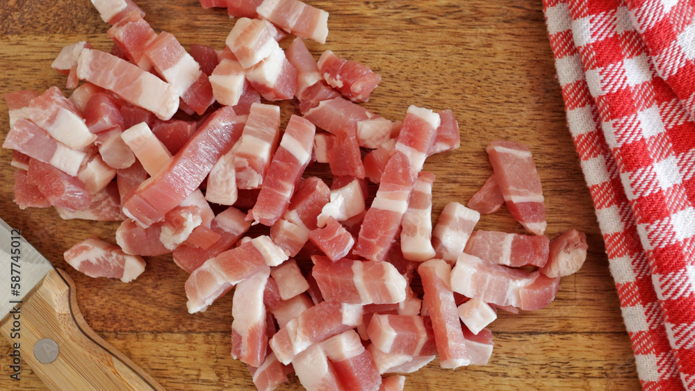 lardons de porc cru en tas sur une table en bois foto de Stock Adobe Stock