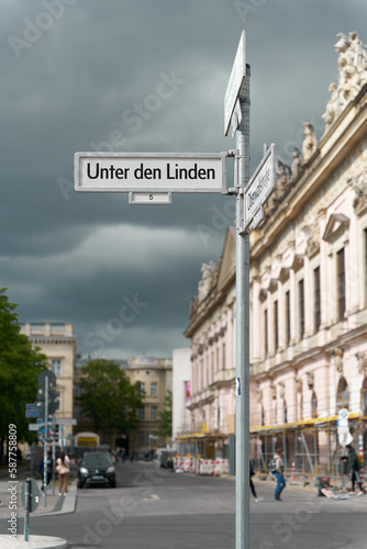 Straßenschild in Berlin mit der deutschen Aufschrift Unter den Linden 