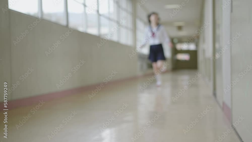 廊下を走る女子高生 廊下を走る女子高生