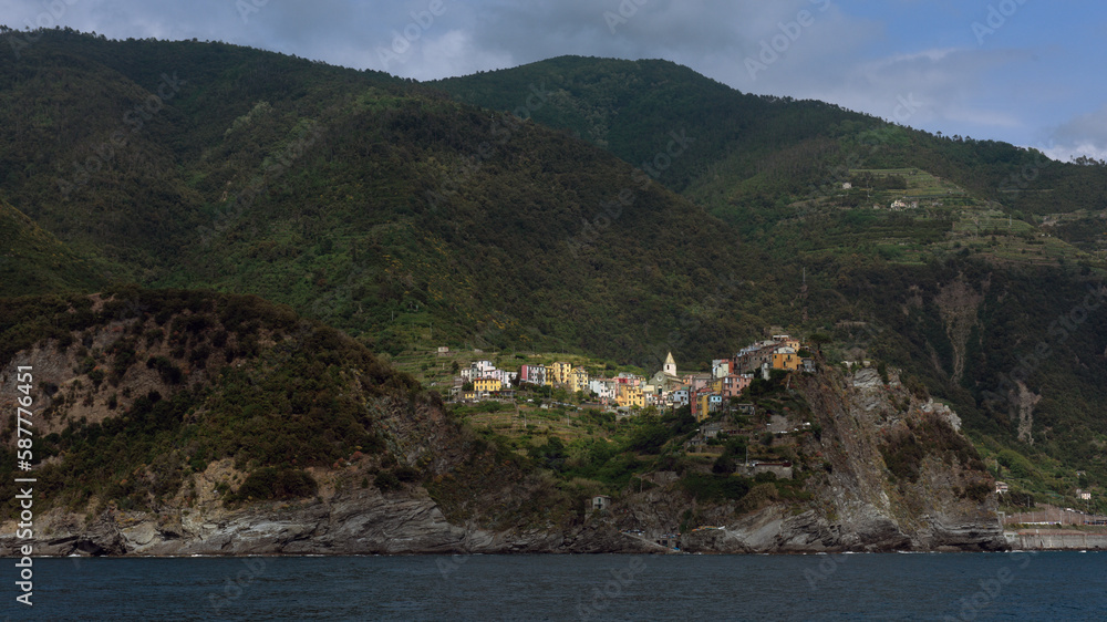 Cinque Terre. Der Ort Corniglia von der Seeseite aus gesehen. Ligurien. Italien