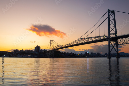 pôr-do-sol e reflexo no mar da ponte Hercílio Luz da cidade de Florianópolis estado de Santa Catarina Brasil florianopolis © Fotos GE