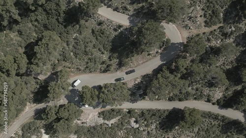 Carretera de montaña con coches y curvas (Video log para edición de color profesional) photo