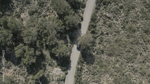 Carretera de montaña con coches y curvas (Video log para edición de color profesional) photo