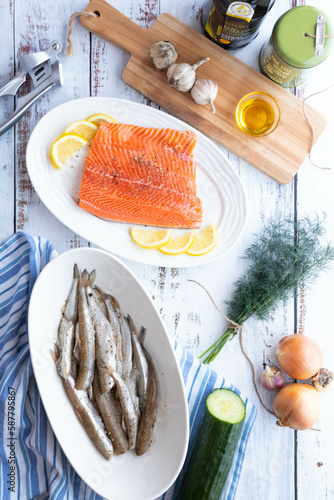 Sardines and salmon with lemon and dills