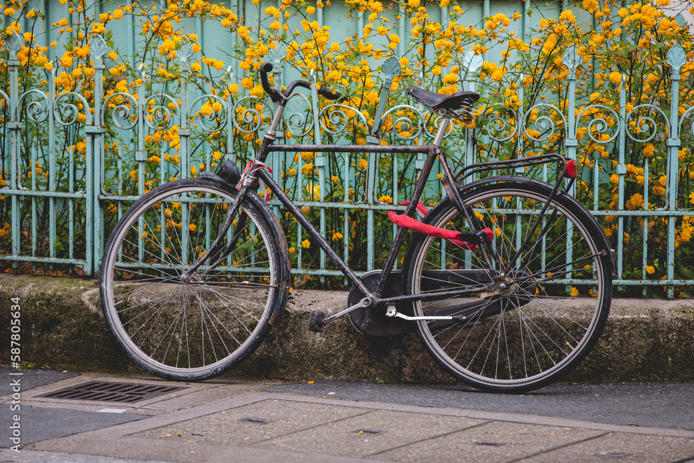 Un vélo dans la ville.