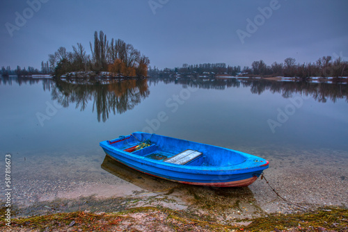 Blaues Boot am Ufer