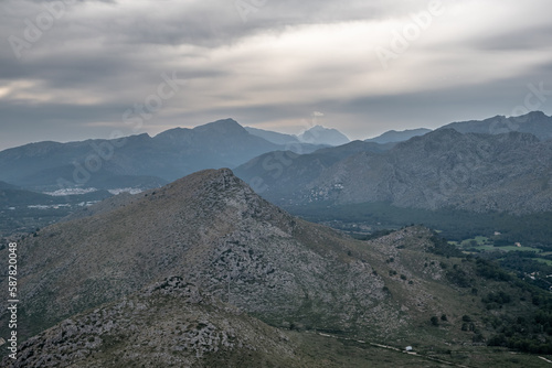 Capturing the ethereal beauty of cloud-wrapped mountains in Mallorca