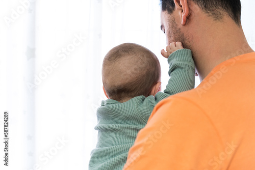 Foto Baby held in father's arms both unrecognizable