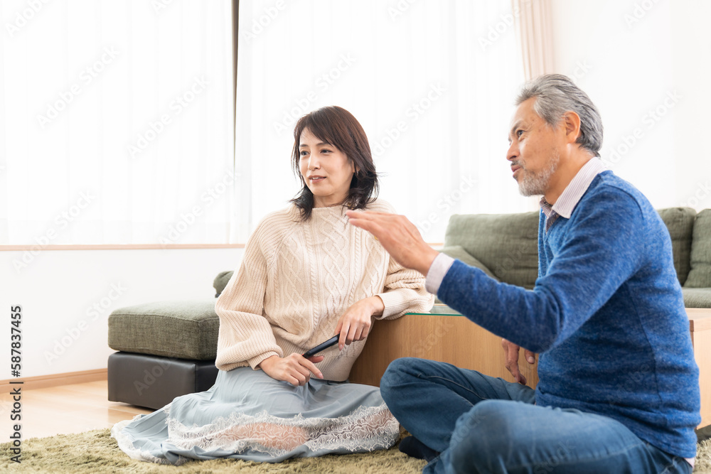 テレビを見るミドル 夫婦 テレビを見るミドル 夫婦