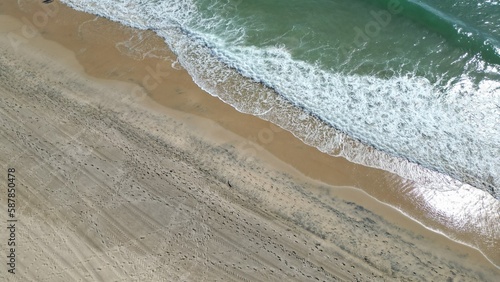 波が打ち寄せる砂浜（ドローン撮影）